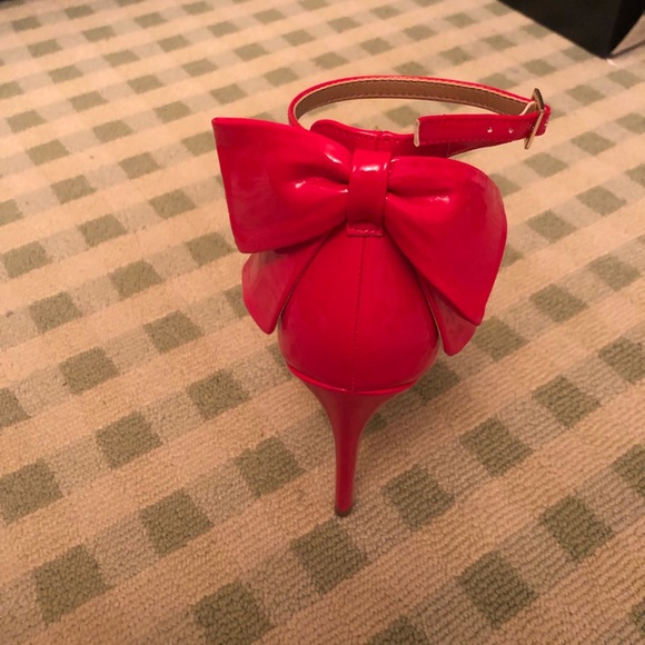 Pretty red heels with bow detail - Picture 3 of 5